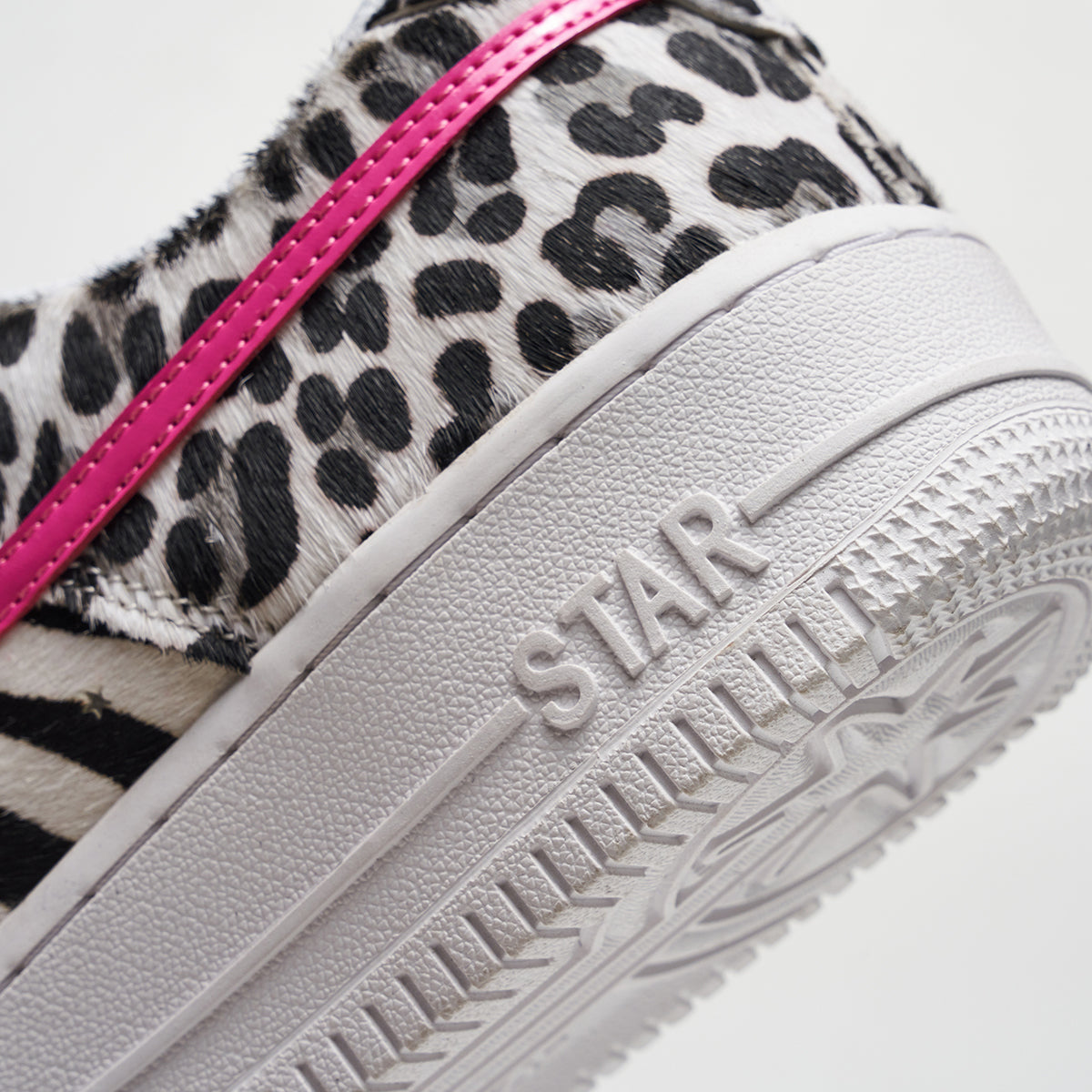 SKYSOLDIER WHITE/ROSE RED LEOPARD PRINT DX