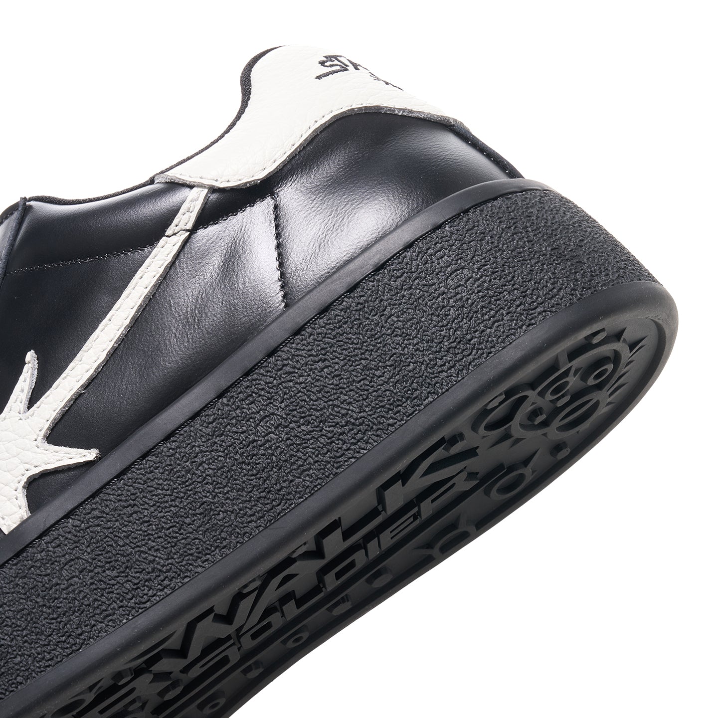 CONDUCTOR BLACK&WHITE